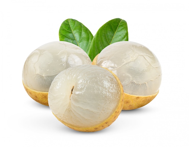 Longan mit Blatt auf Weiß