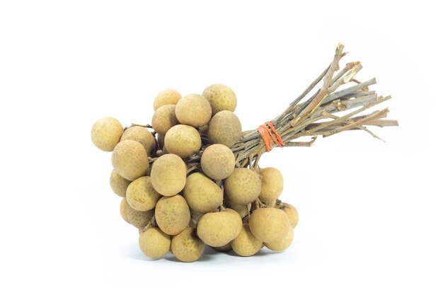 Longan sobre un poco de fondo. Fruta tailandesa Longan fresca.