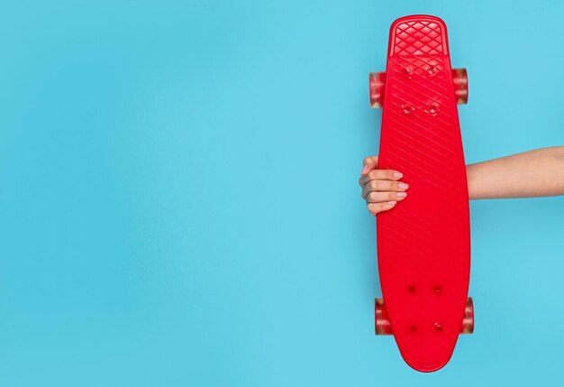 Foto longboard vermelho elegante sobre fundo azul