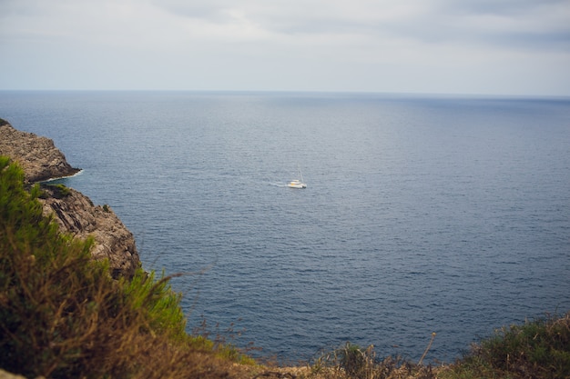 Longe do mar, barcos à vela e navios no horizonte. copie o espaço.