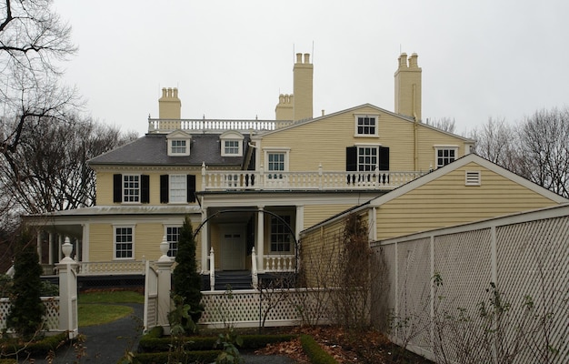 Longfellow House em nuvens de volta