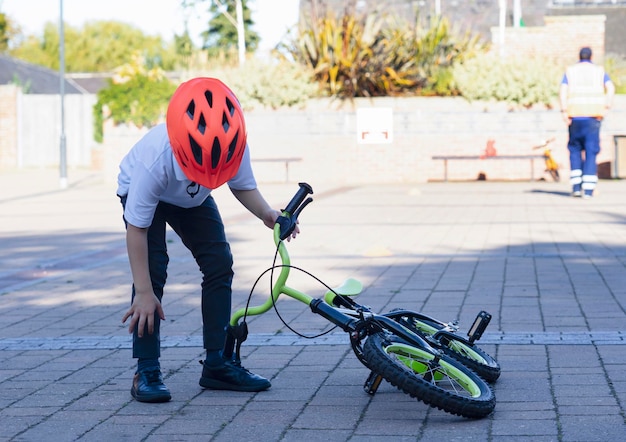 Foto la longitud completa de la chica con bicicleta en el sendero en la ciudad