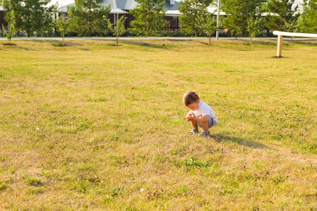 Foto la longitud completa de la chica en el campo