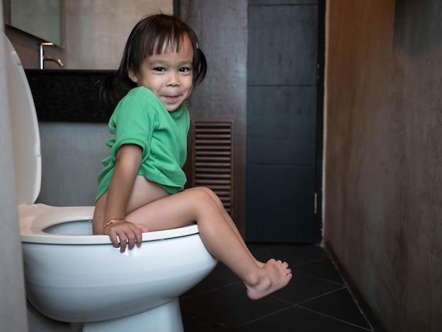 Foto la longitud completa de la chica linda en el baño en casa