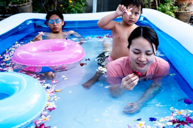 Foto la longitud completa de la chica en la piscina