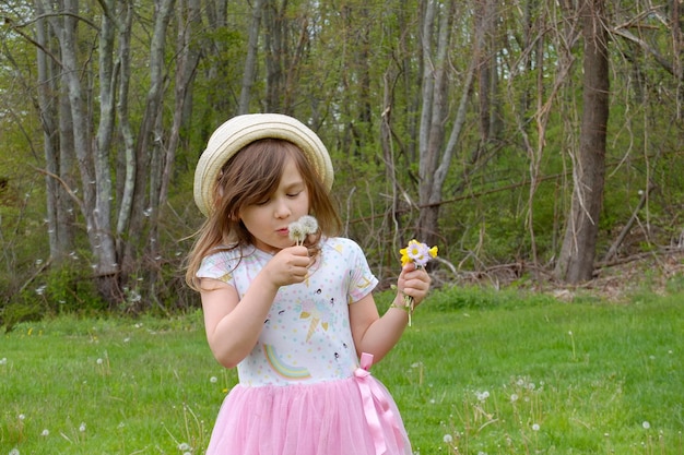 Longitud completa de una chica sosteniendo una flor