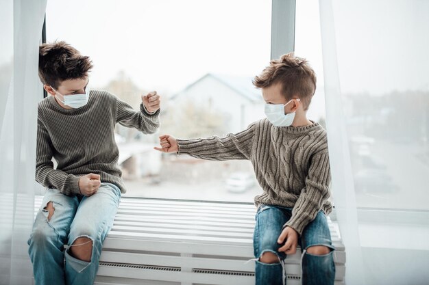 Foto la longitud completa de los hermanos en la ventana