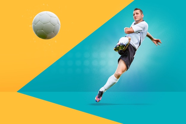 longitud completa de un hombre jugando al fútbol contra un fondo de color