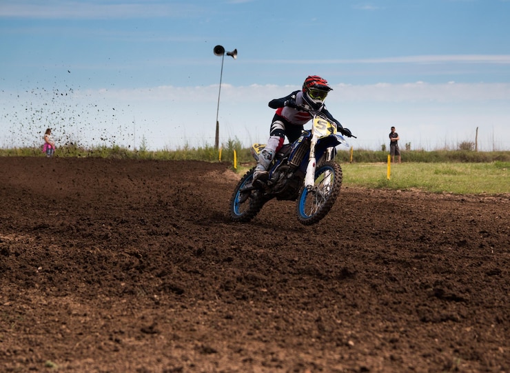 Foto longitud completa de un hombre montando una motocicleta en el campo