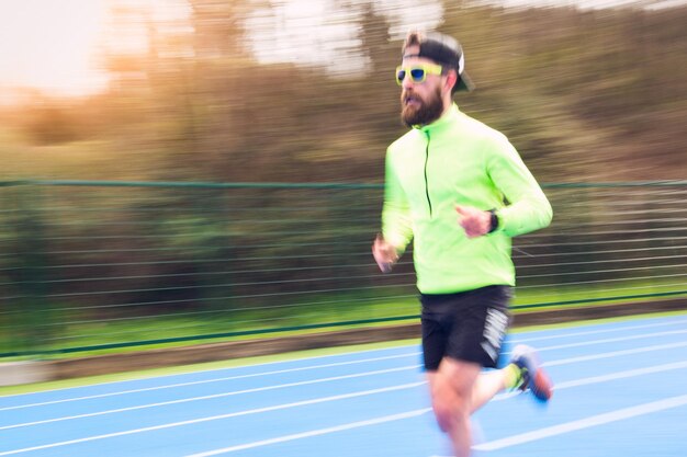 La longitud completa de un joven corriendo