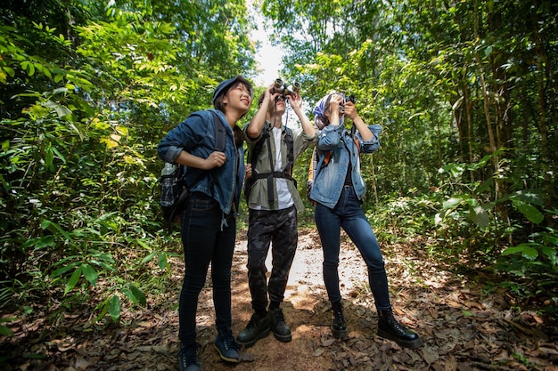 Foto longitud completa de una joven pareja de pie en el bosque