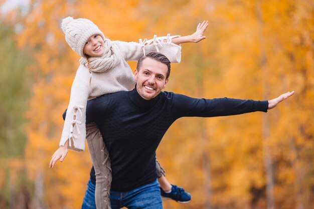 Foto longitud completa de una joven sonriente con hojas de otoño