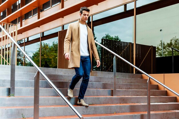 Foto la longitud completa del joven subiendo la escalera