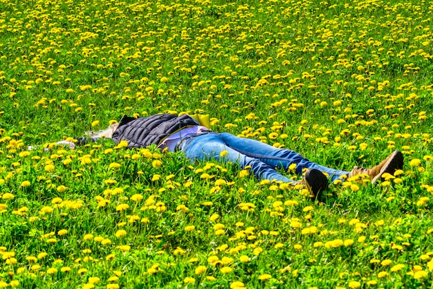 La longitud completa de la mujer acostada en el campo