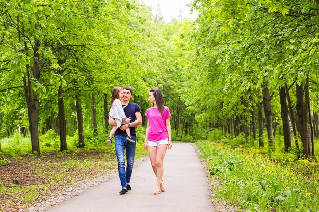 Foto la longitud completa de una mujer caminando por un sendero en el bosque