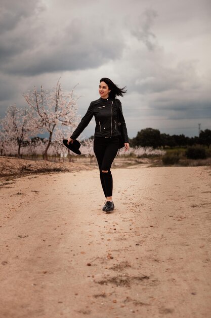 Foto la longitud completa de la mujer en el camino contra el cielo