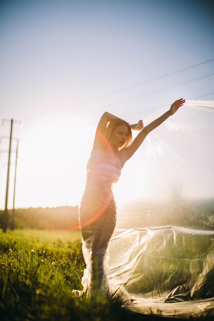 Foto la longitud completa de la mujer en el campo contra el cielo