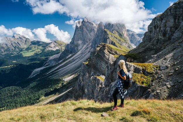 Foto la longitud completa de la mujer con la cordillera contra el cielo