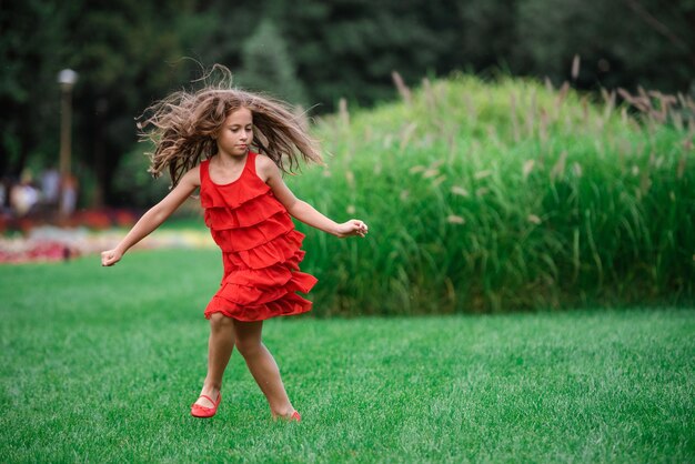 Foto la longitud completa de la mujer corriendo en el campo