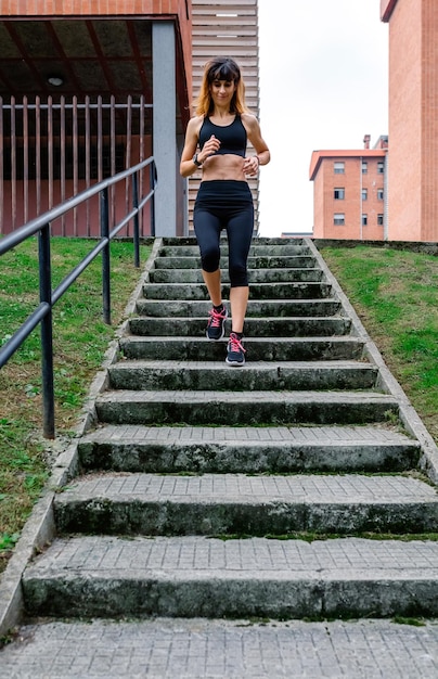 Foto la longitud completa de la mujer en la escalera