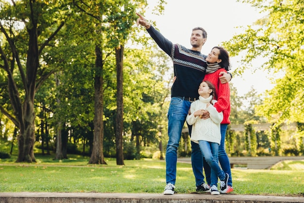 Foto longitud completa de una mujer feliz y sonriente en el parque