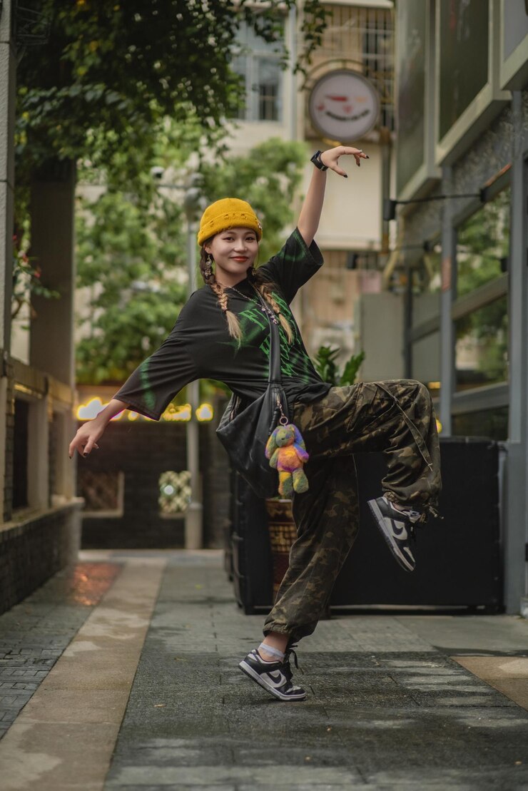 Foto la longitud completa de una mujer joven caminando por la calle