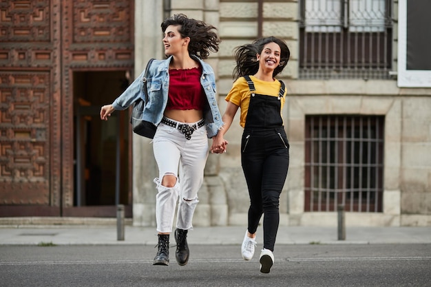 La longitud completa de la mujer joven en la ciudad