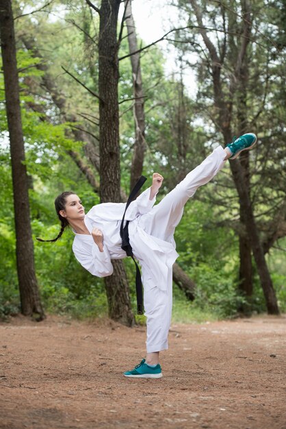 Foto longitud completa de una mujer joven jugando en el parque