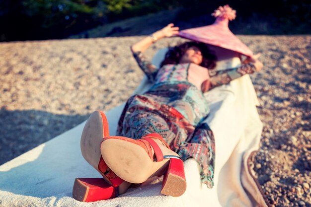 Foto la longitud completa de una mujer madura relajándose en una silla al aire libre