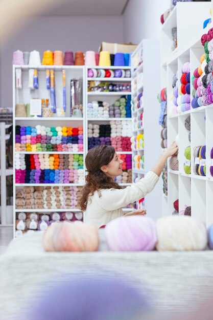 La longitud completa de la mujer mirando a la tienda