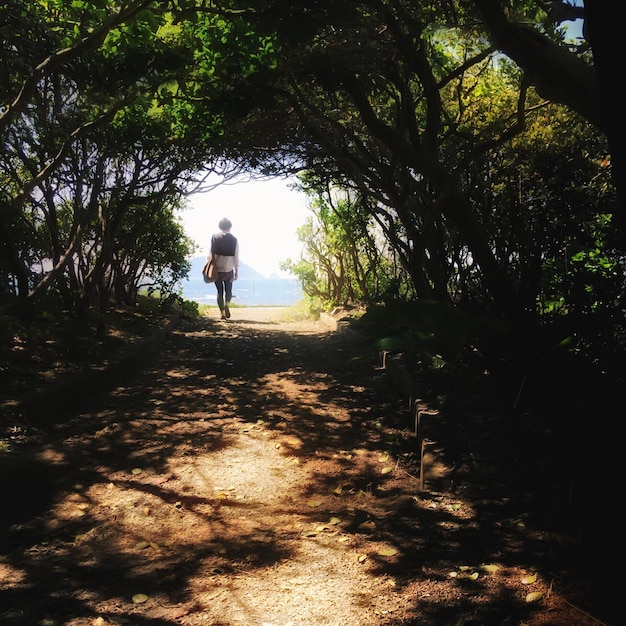 Foto la longitud completa de la mujer en el parque