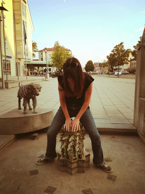 Foto longitud completa de mujer con perro