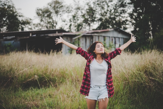 Foto la longitud completa de la mujer de pie en el campo