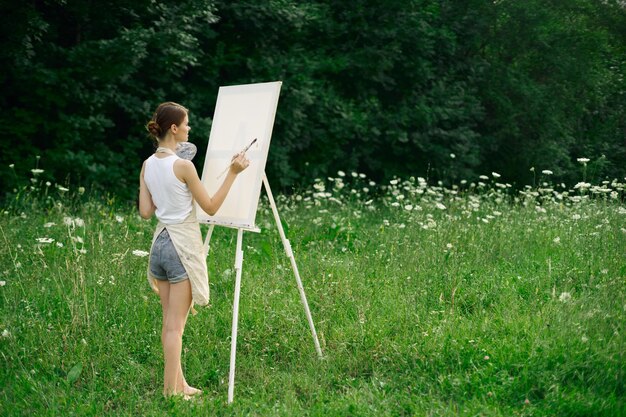 Foto la longitud completa de la mujer de pie en el campo