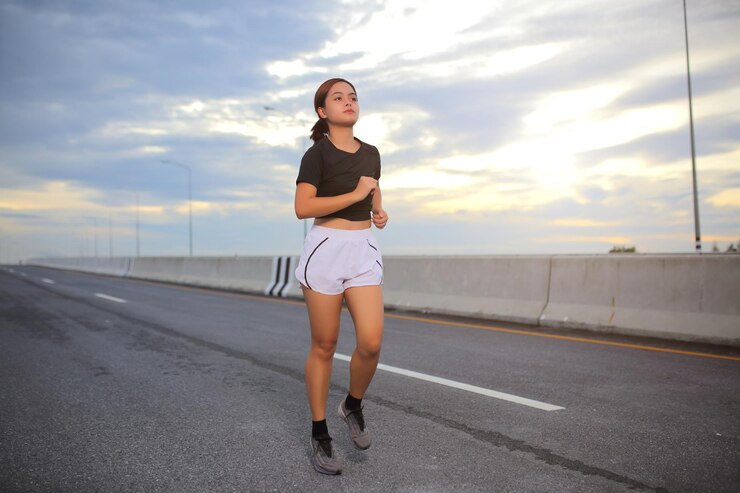 Foto la longitud completa de la mujer de pie en la carretera contra el cielo