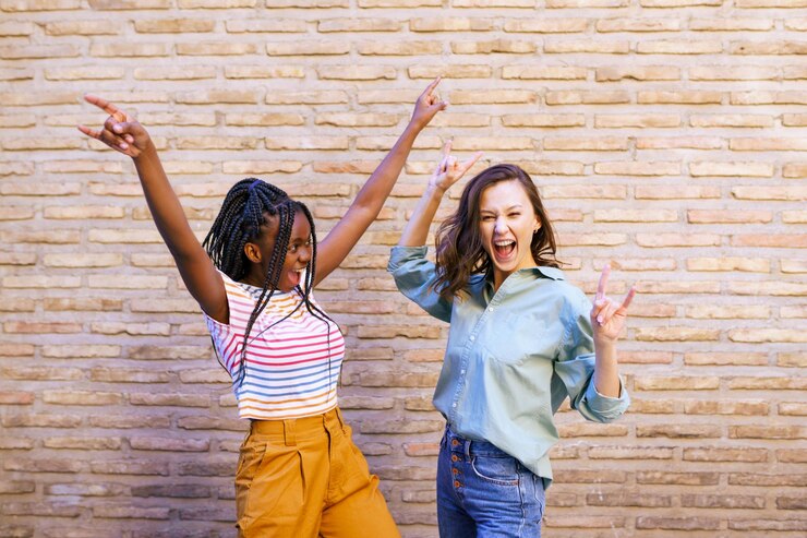 Foto la longitud completa de la mujer de pie contra la pared
