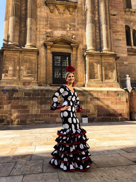 Foto la longitud completa de la mujer de pie fuera del edificio