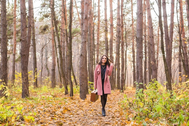 Foto la longitud completa de la mujer de pie en medio de los árboles en el bosque