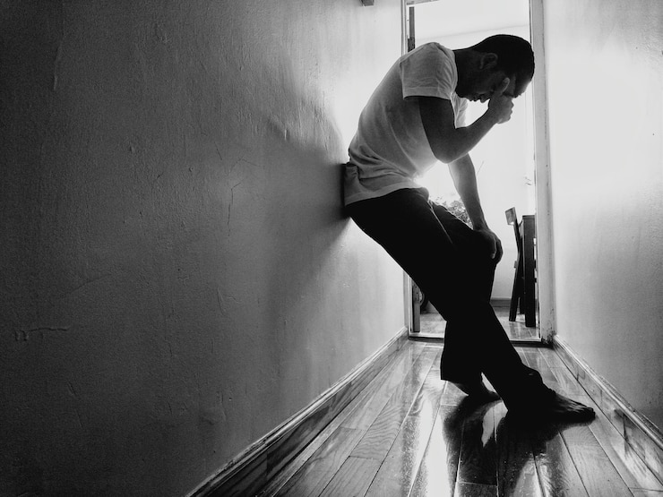 Foto la longitud completa de la mujer de pie en la pared