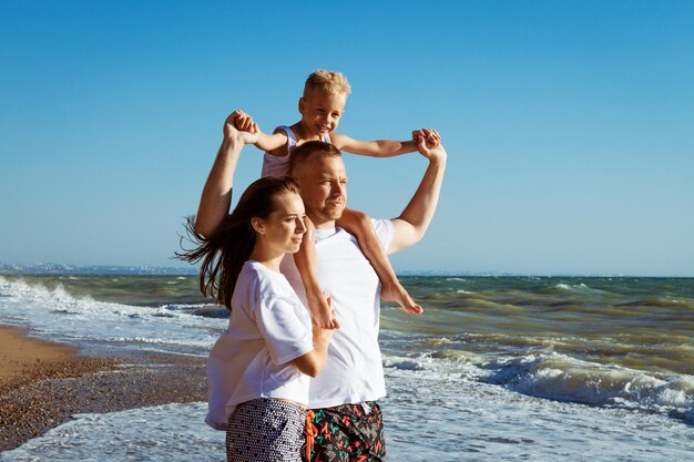 Foto la longitud completa de la mujer de pie en la playa contra el cielo despejado