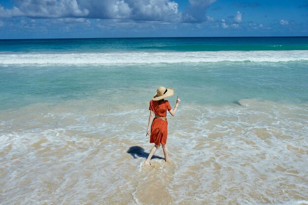 Foto la longitud completa de la mujer en la playa contra el cielo