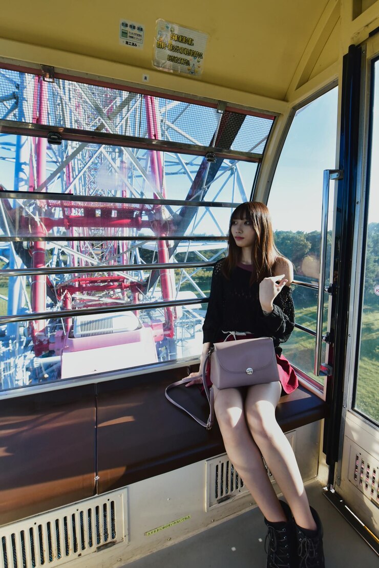 Foto la longitud completa de la mujer en la rueda de ferris