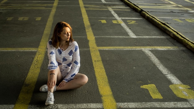 Foto la longitud completa de la mujer sentada al aire libre