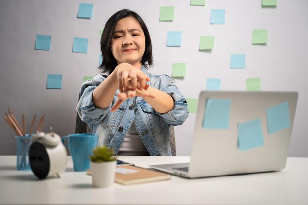 Foto la longitud completa de la mujer sentada en la mesa