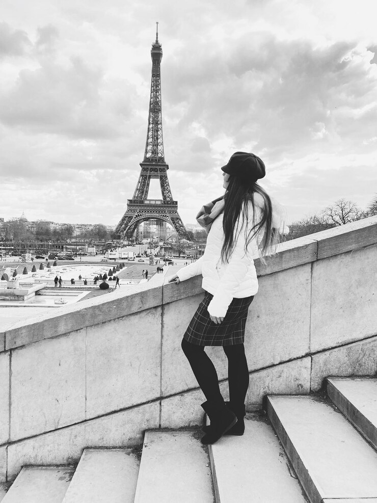 Foto longitud completa de una mujer con la torre eiffel en el fondo