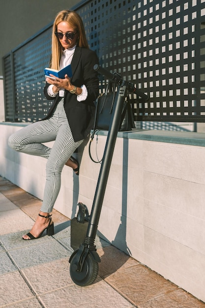 Foto la longitud completa de la mujer usando el teléfono móvil