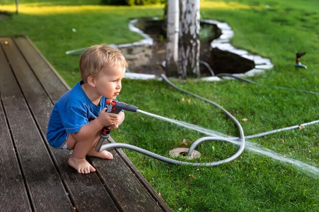 Foto la longitud completa del niño en el agua