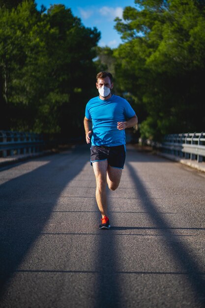 Foto longitud completa de un niño corriendo por la carretera