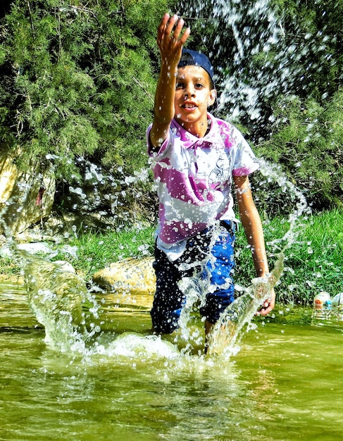 Foto longitud completa de niño feliz en el agua