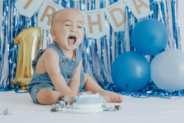 Foto longitud completa de un niño feliz